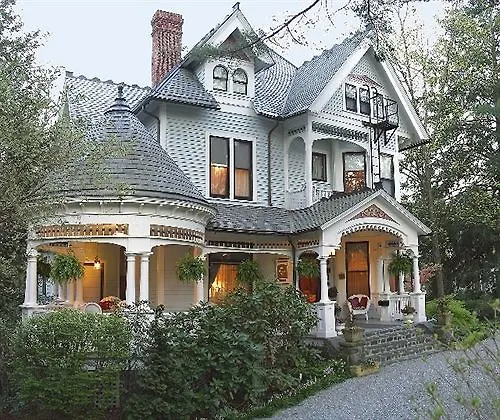 The 1899 Wright Inn & Carriage House
