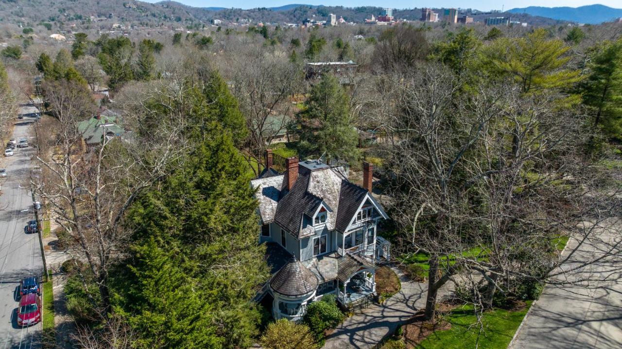 1899 Wright & Carriage House Bed & Breakfast Asheville