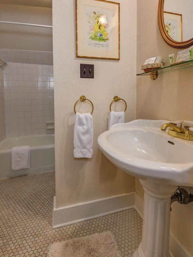 1899 Wright & Carriage House Bed & Breakfast Asheville